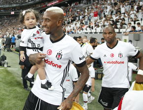 足球艺术,如何描绘一个人踢足球的生动场景 足球艺术,如何描绘一个人踢足球的生动场景